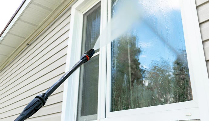 Pressure washing for sparkling clean windows