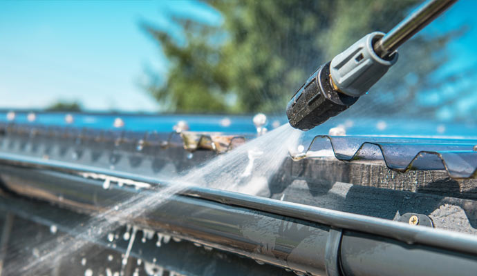 cleaning gutter with power wash