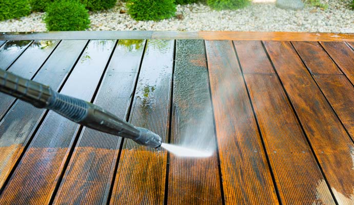 removing stain from deck by pressure washing