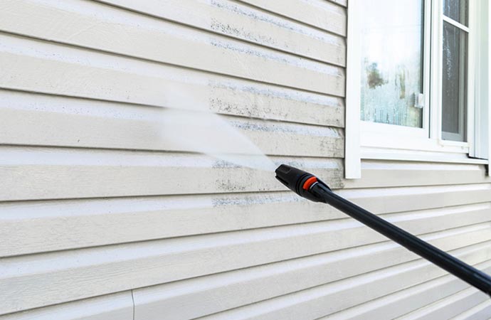 Worker cleaning with soft washing method