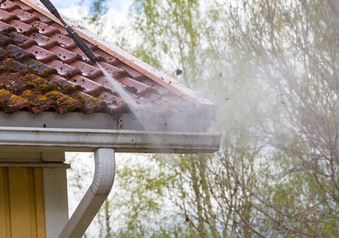 Removing algae and mold from roof using pressure washing method